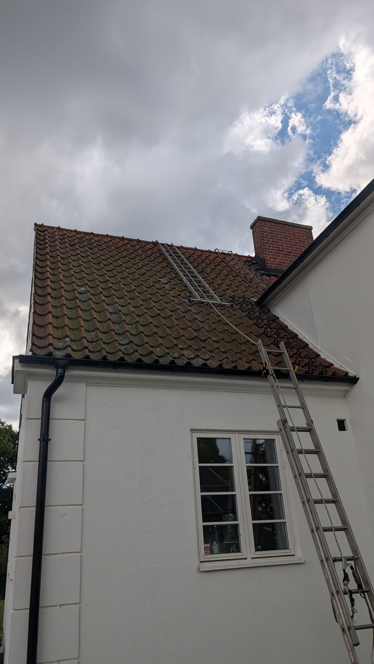 Taktvätt Skåne - halvtvättat tak, före och efter